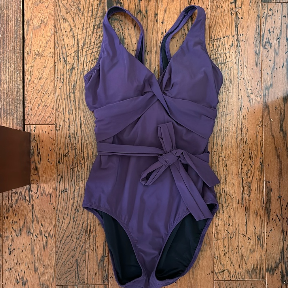 Women’s One Piece Lands End Swimsuit. Twist top and tie waist. Size 8